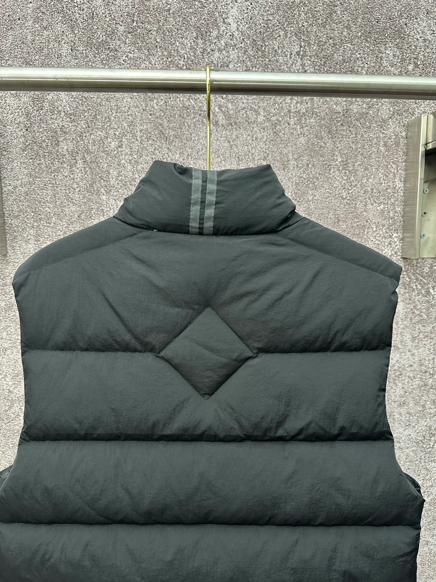 P720 Canada Goose Badge Down Vest Fabric selection: The use of high-quality protective nylon fabric not only enhances the wear resistance of the surface, but also takes into account wind resistance, ensuring excellent performance in various harsh weather conditions.  90 national standard high-quality white duck down: selected high-loft down, weighing 160g, light and warm, with excellent temperature locking performance and good resilience.  Three-dimensional quilting process: Precision thread reinforcement to prevent velvet drilling and ensure that the fluffy and resilient elasticity lasts as new.  Details: The ribbon is woven with polyester as the base, and the brand letters are decorated on the ribbon through high-precision computer embroidery. The edges of the pattern are clear, the stitches are fine and even, and multiple layers of embroidery thread are stacked to enhance the three-dimensional effect. Accessories: One-to-one customized logo, one-to-one customized zipper puller, one-to-one customized three-label SIZE: S M L XL